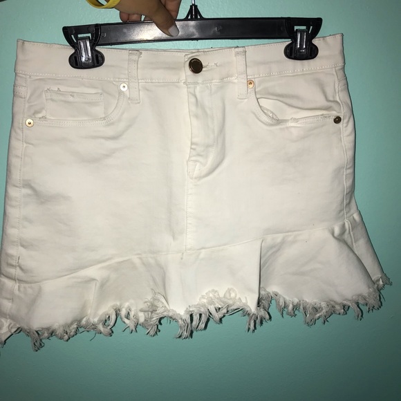 [BLANKNYC] White Ruffle-Hem Distressed Denim Skirt - Picture 3 of 6